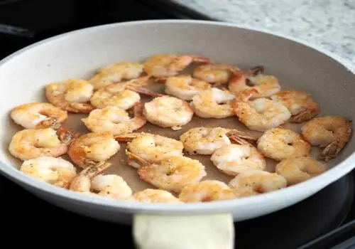 شام امشب با من: برگر مرغ؛ راه حلی سریع و خوشمزه برای فست‌فود دوستان!