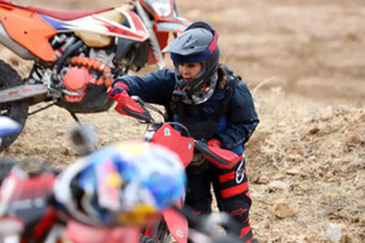 مسابقه موتورسواری عجیب بانوان در کرمانشاه +ویدئو