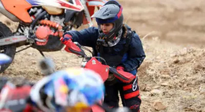 مسابقه موتورسواری عجیب بانوان در کرمانشاه +ویدئو