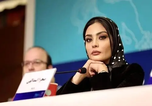 استایل کژوال و پاییزی صحرا اسدالهی در پردیس باغ کتاب + تصاویر