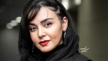 فیگور متفکرانه ندا قاسمی بازیگر نون خ در گالری هنری