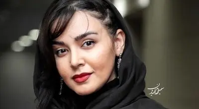 فیگور متفکرانه ندا قاسمی بازیگر نون خ در گالری هنری