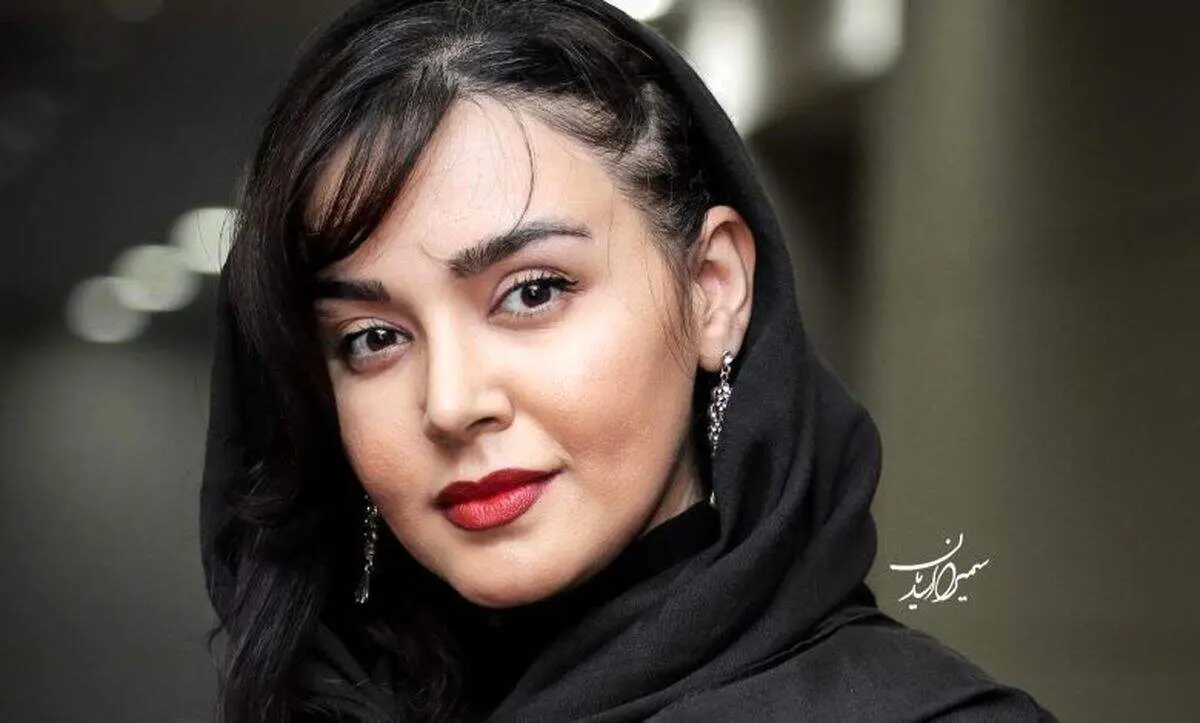 فیگور متفکرانه ندا قاسمی بازیگر نون خ در گالری هنری