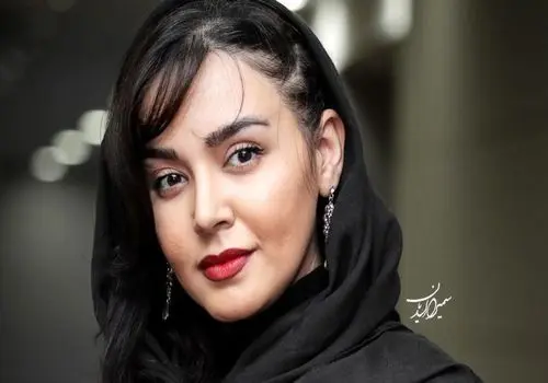 فیگور متفکرانه ندا قاسمی بازیگر نون خ در گالری هنری