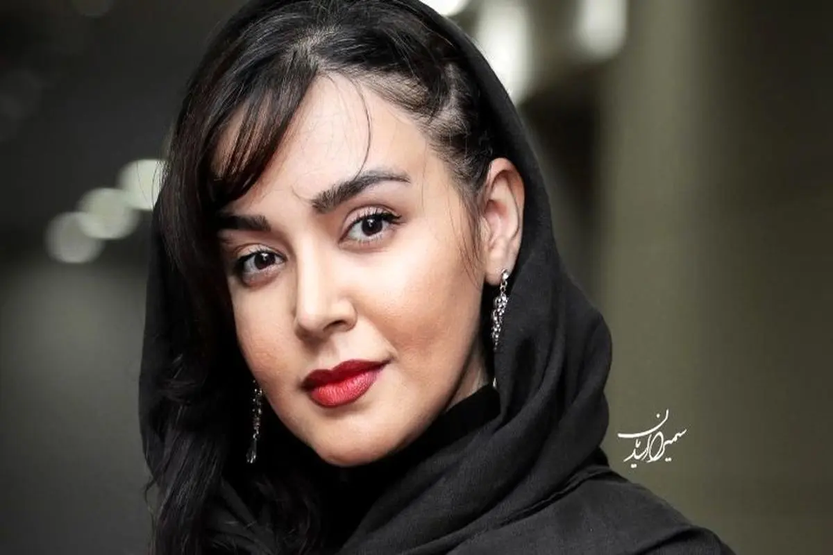 فیگور متفکرانه ندا قاسمی بازیگر نون خ در گالری هنری