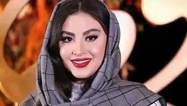 استایل کلاسیک و شیک مریم مومن در خودروی شخصی‌اش
