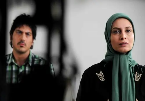 خانم بازیگر لباسش را با ماشین ست کرد