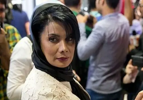 چهرۀ «عاطفه رضوی» 27 ساله با چادرنماز؛ سال 74