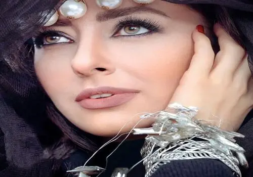 استایل اسپرت نفیسه روشن با عینک آفتابی