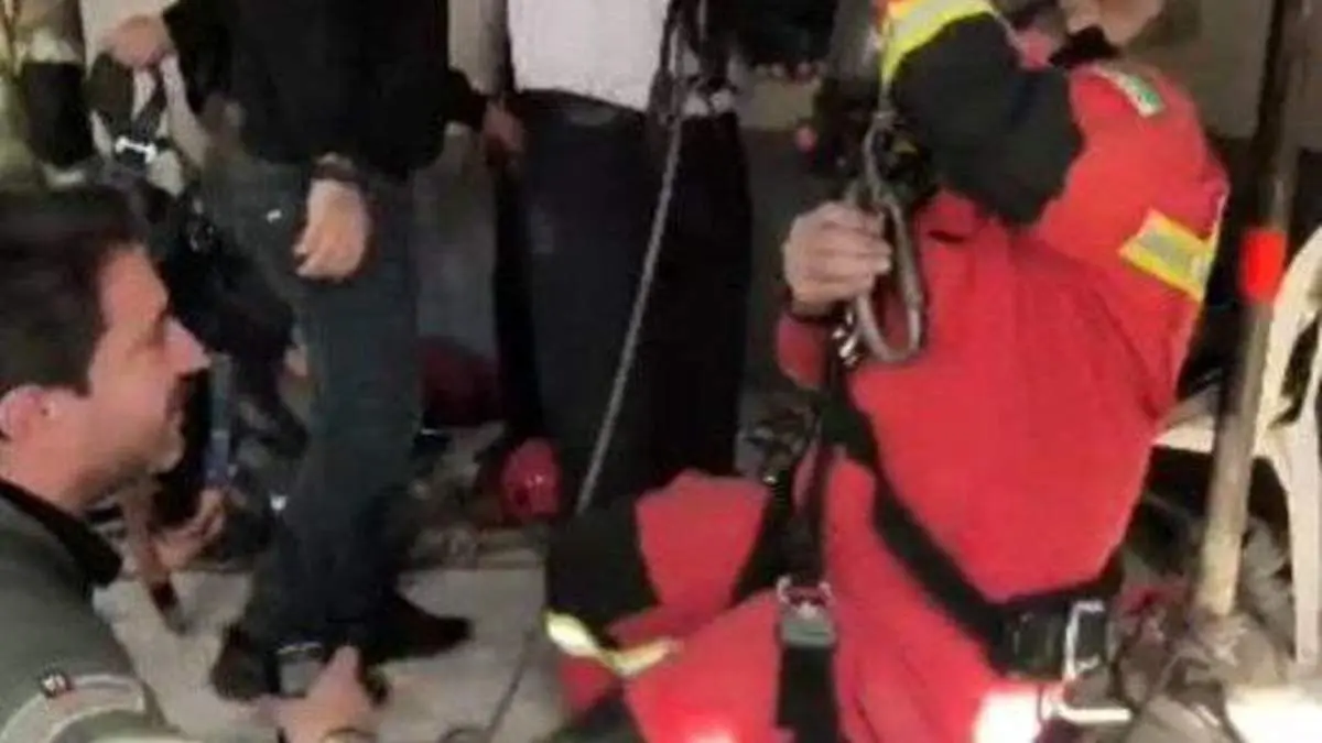 گرفتار شدن دو کارگر در چاه ۲۵ متری در بلوار آفریقا تهران +فیلم