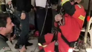 گرفتار شدن دو کارگر در چاه ۲۵ متری در بلوار آفریقا تهران +فیلم