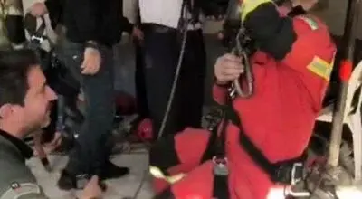 گرفتار شدن دو کارگر در چاه ۲۵ متری در بلوار آفریقا تهران +فیلم