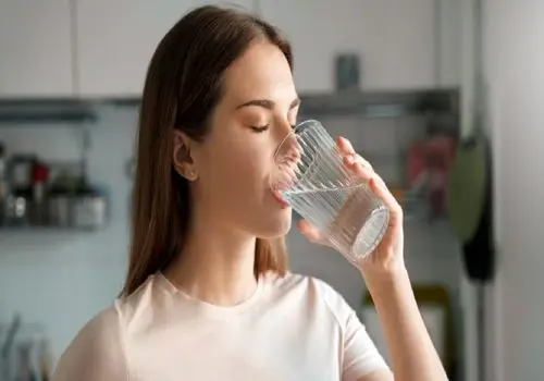 از خشکی پوست تا خستگی؛ اهمیت نوشیدن آب در پاییز