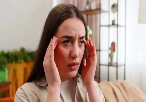 چرا زنان بیشتر درگیر میگرن هستند؟