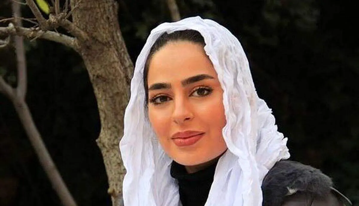 سمانه پاکدل با تیپی متفاوت در کافه‌ای دنج؛ ژستی عاشقانه و خاص