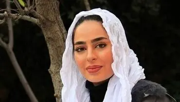 سمانه پاکدل با تیپی متفاوت در کافه‌ای دنج؛ ژستی عاشقانه و خاص