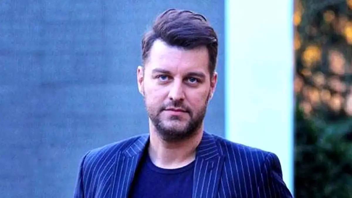 مجری معروف روی تخت بیمارستان + جزییات وضعیت بد باربد بابایی