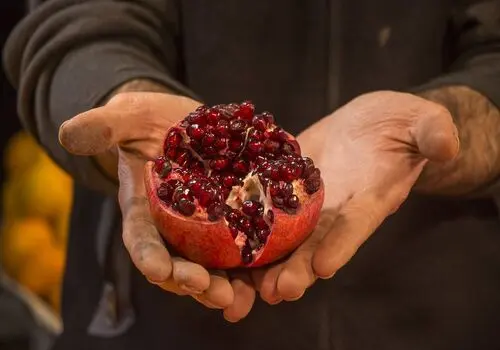 ۷ راز پنهان خواص روغن درخت چای برای پوست و جوانی چهره!
