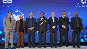 نشان افتخار و حمایل «حامی مدرسه‌سازی ایران» به مدیرعامل بانک ملی اهدا شد/ ساخت ۱۳۵ مدرسه در مناطق محروم کشور