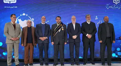 نشان افتخار و حمایل «حامی مدرسه‌سازی ایران» به مدیرعامل بانک ملی اهدا شد/ ساخت ۱۳۵ مدرسه در مناطق محروم کشور