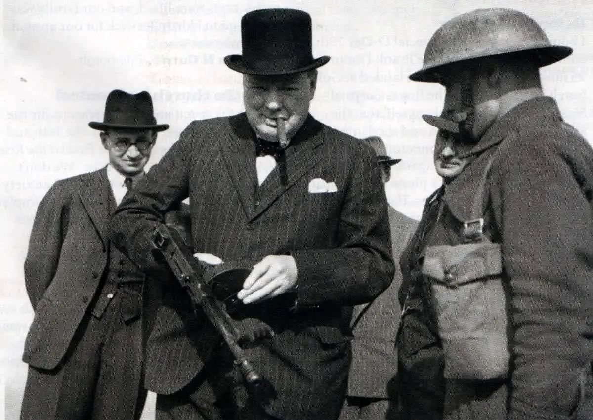 “کلاه سیلندری و مسلسل آمریکایی”: عکس جنجالی چرچیل که تاریخ را به چالش کشید