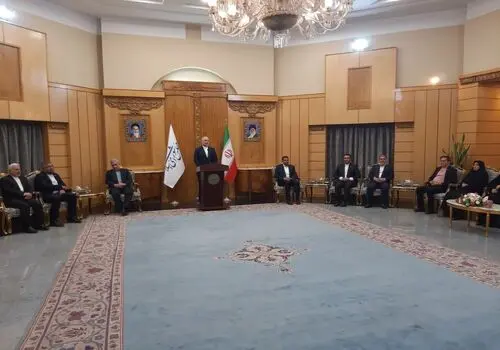 لحظه تزئین کاخ ریاست‌جمهوری استانانگارا در اندونزی با پرچم بزرگ فلسطین