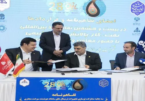 استقبال مدیرعامل بانک ملت از محصولات «به‌پرداخت ملت» در نمایشگاه الکامپ