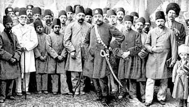 یک مرد و دو کودک در حال نخ ریسی در دوره قاجار