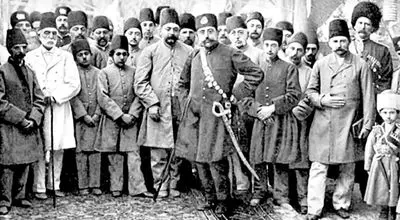 یک مرد و دو کودک در حال نخ ریسی در دوره قاجار