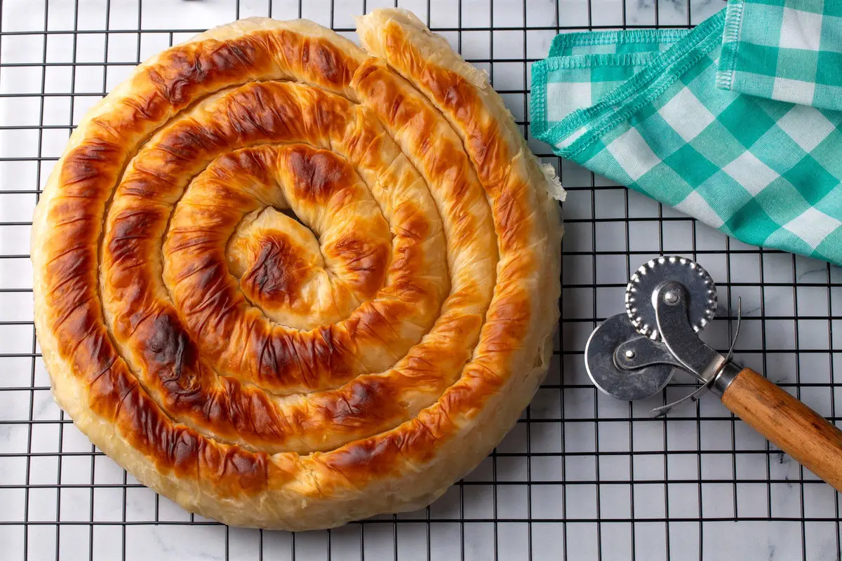 شام امشب با من: رازهای طلایی برای تهیه بورک ترد و خوشرنگ خانگی!
