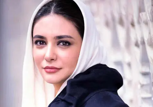  لیندا کیانی با صورتی سفید و صفحه ای سیاه