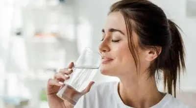 حتماً باید ۸ لیوان آب در طول روز بنوشیم؟