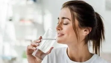 حتماً باید ۸ لیوان آب در طول روز بنوشیم؟