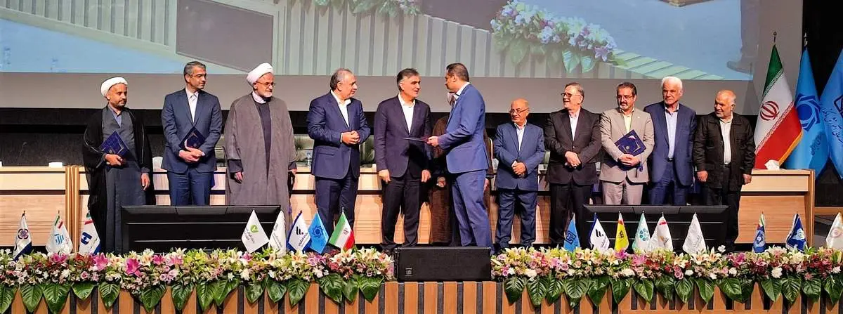 تجلیل از بانک پارسیان بهعنوان بانک پیشرو در استقرار نظارت و تطبیق شرعی