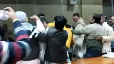کتک کاری در جلسه شورای شهر + فیلم