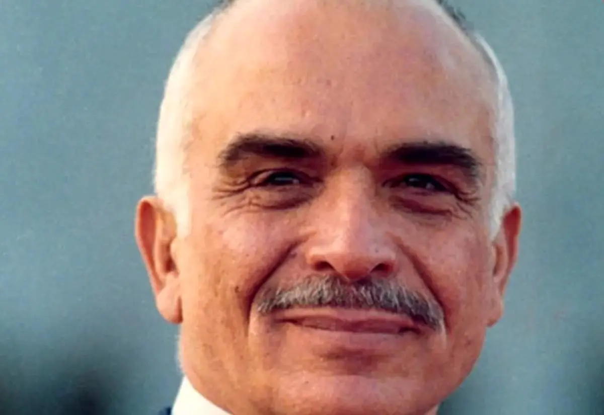 «ملک حسین، پادشاه اردن» به همراه دخترانش در محوطه کاخ اش؛ سال 1351