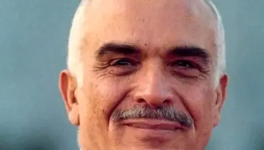 «ملک حسین، پادشاه اردن» به همراه دخترانش در محوطه کاخ اش؛ سال 1351