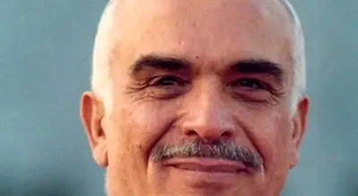 «ملک حسین، پادشاه اردن» به همراه دخترانش در محوطه کاخ اش؛ سال 1351