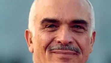 «ملک حسین، پادشاه اردن» به همراه دخترانش در محوطه کاخ اش؛ سال 1351