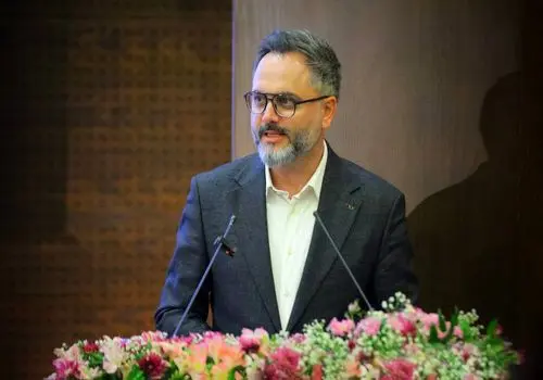 فصل دوم «ماندنی‌ها» با تغییر مجری؟ / عباس طاهریان گزینه اصلی جایگزینی فرزاد حسنی