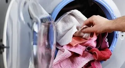 چرا لباس‌ها بعد از شست‌وشو بوی بد می‌دهند؟ دلایل و راهکارهای ساده