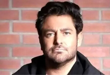 سلفی جنجالی محمدرضا گلزار با مسافران داخل هواپیما!