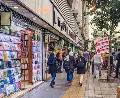 واکنش به ماجرای پدیده «دوردور پیاده‌ها» در تهران: خیابان را از جوان‌ها نگیرید