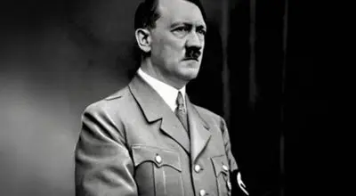 «هیتلر» در کنار معشوقه اش «اوا براون» در برچزگادن؛ سال 1308