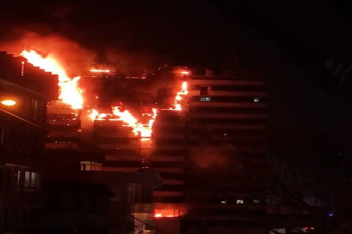 آتش سوزی مهیب در بیمارستان گاندی، بالا رفتن شعله های آتش از ساختمان بیمارستان+ فیلم