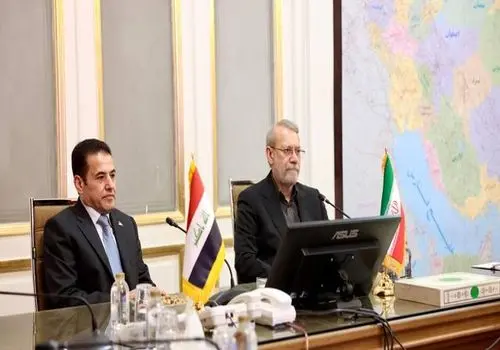 صدام حسین در حال نماز خواندن در خانه‌ای در بغداد/عکس