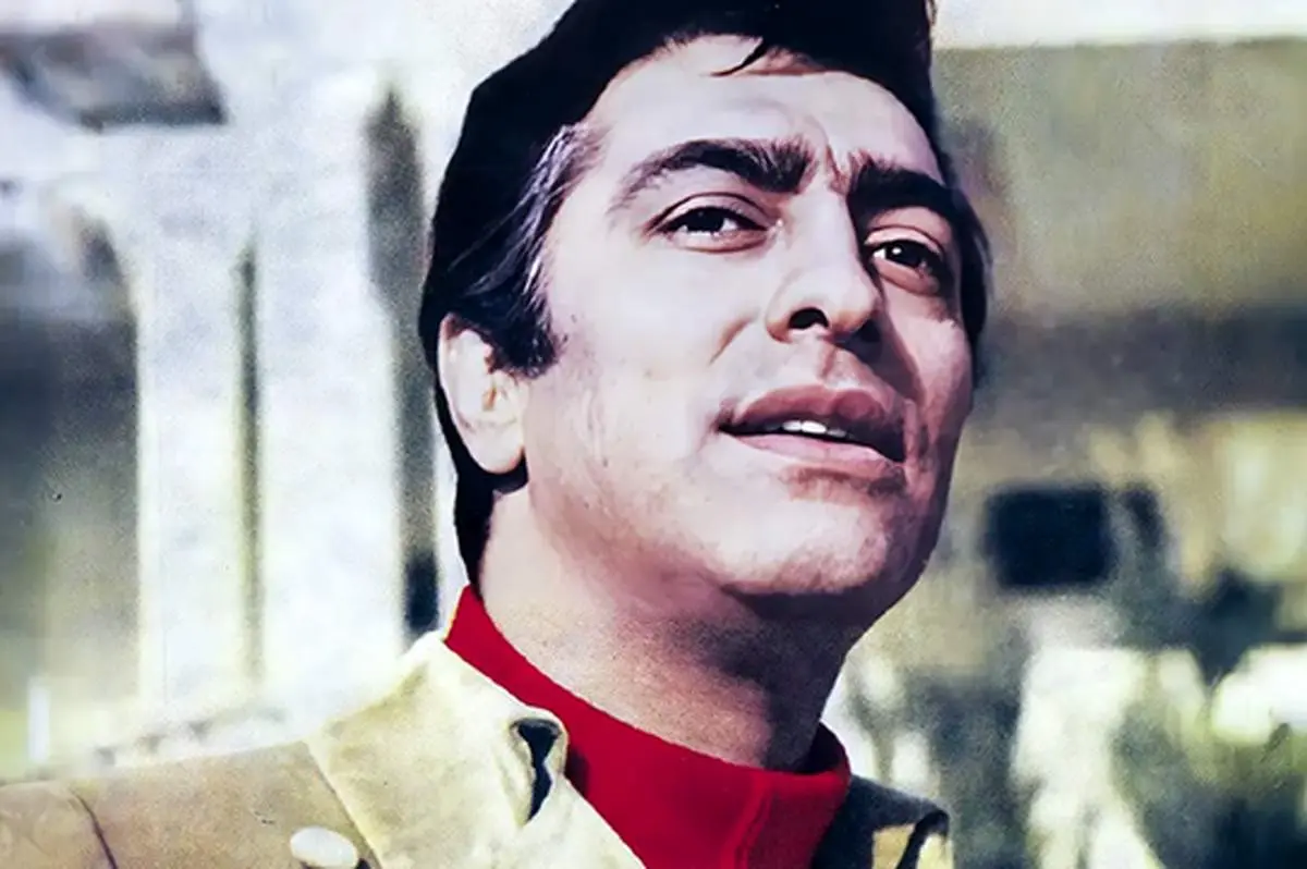 عکس دیده‌نشده فردین در حال دریافت نشان لیاقت از محمدرضا پهلوی