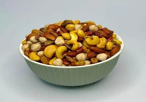 آسیب‌های مصرف بیش از حد شیرینی و آجیل در نوروز