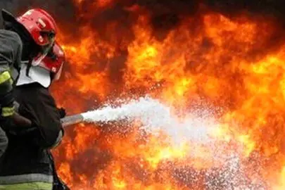 آتش‌سوزی مرگبار در انبار چوب در علی‌آباد قاجار؛ جان دو کارگر افغان را گرفت