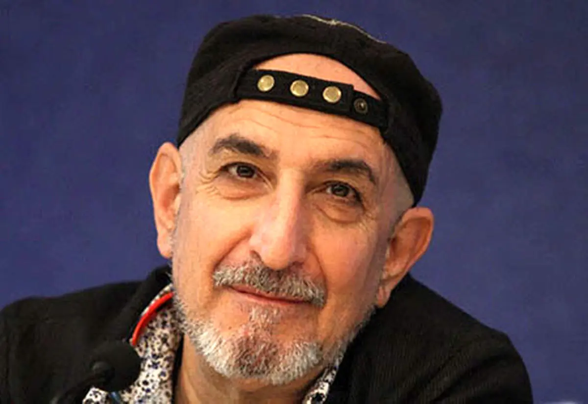 «فرهاد آئیش در سوگ همایون ارشادی؛ لحظه‌ای متفاوت در آغوش همسر»+فیلم
